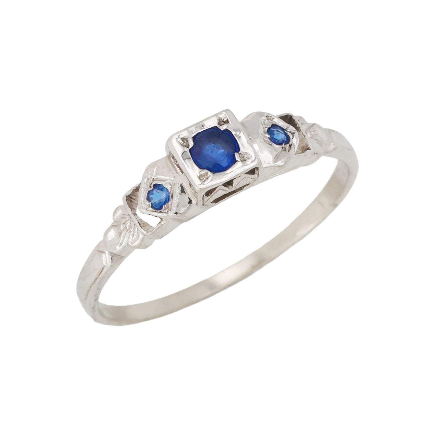 Antique Art Deco 18K White Gold Natural Sapphire Ring with Yellow Gold Accents